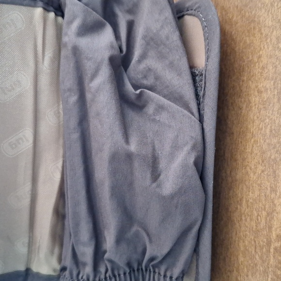 Like new Lug Crossbody. Medium Size - Picture 9 of 10